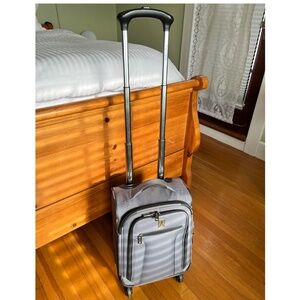 Travelpro Toplite Elite 16" Carry-on/Underseat Expandable 4-Wheel Spinner Gray